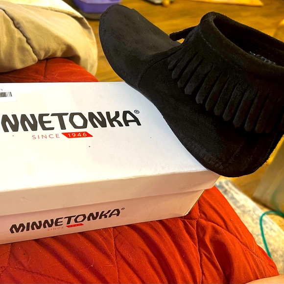 Minnetonka Shoes - Minnetonka moccasins Size 7.5….. just like new!!! So comfortable!!!
